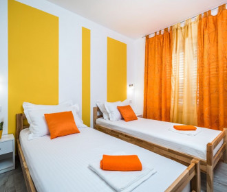 Apartments Sunshine Home - Twin Room ( Yellow )