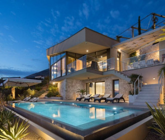 Luxury Bevel House - Four Bedroom Villa